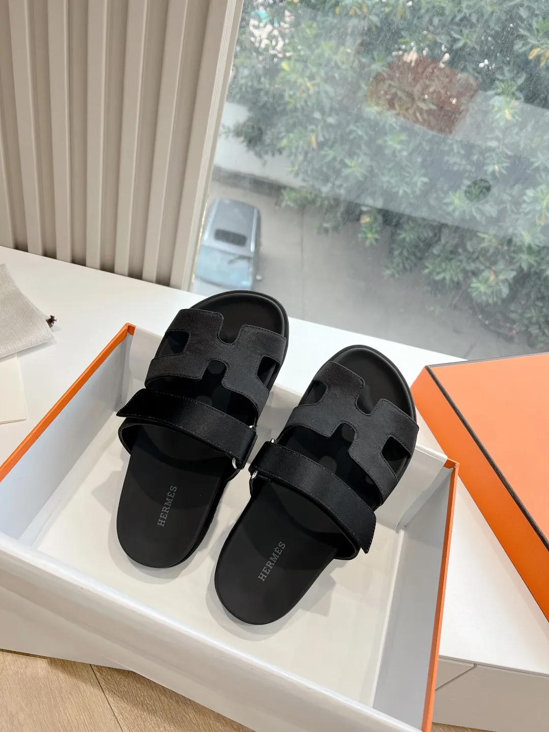 👟👟Ex-factory price 440👟👟 (Top version) H family 2024 spring and summer new style HERMES Hermes' recently popular couple's shoes, pig nose angle sandals and slippers, paired with various colorful socks, very trendy. Upper lining: imported original leather. Outsole: non-slip and wear-resistant outsole. Size: female 35-42 (40/42 non-returnable and non-exchangeable) Men’s size: 39-45 (45 is non-refundable and non-exchangeable)